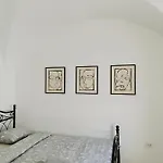 150 Steps To The Main Square 아파트