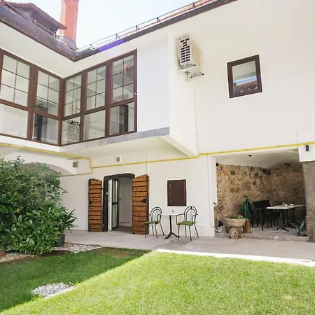 150 Steps To The Main Square Апартаменты