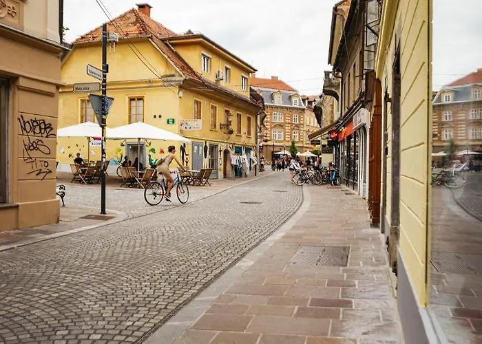 150 Steps To The Main Square Апартаменты