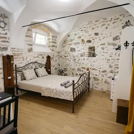 150 Steps To The Main Square Apartman