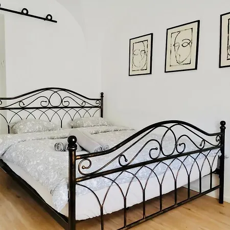 150 Steps To The Main Square Apartman