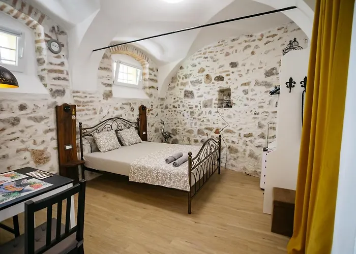 150 Steps To The Main Square דירה