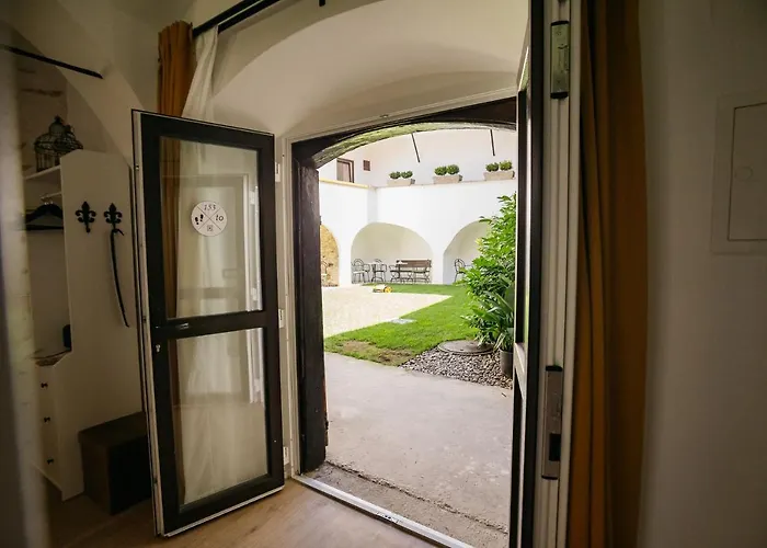 Apartment 150 Steps To The Main Square