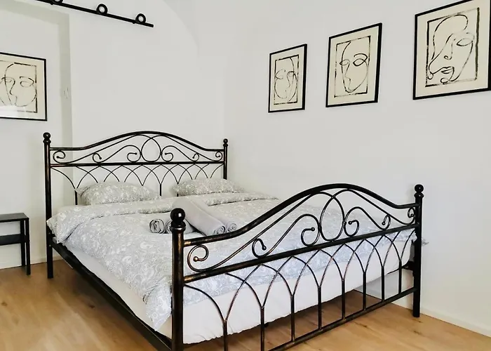 150 Steps To The Main Square Apartman