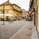 150 Steps To The Main Square شقة