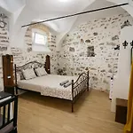 150 Steps To The Main Square شقة