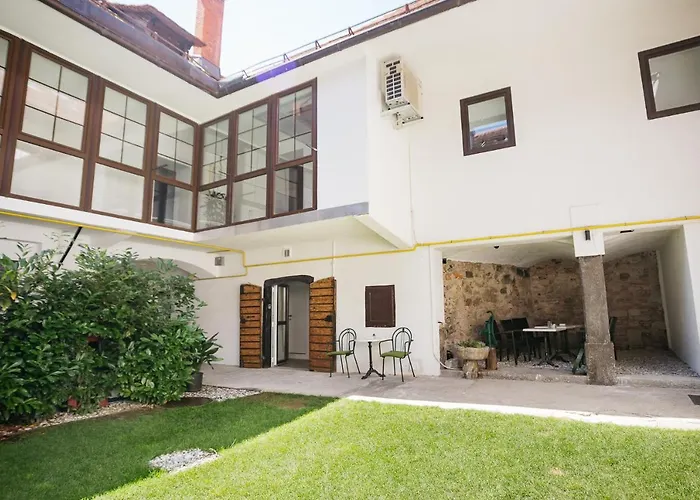 150 Steps To The Main Square アパート